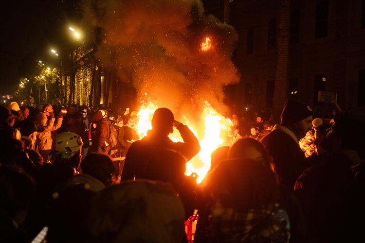 Manifestanti filoeuropei intorno a un rogo sulle strada di Tbilisi, Georgia - Nanuka Kutibashvili