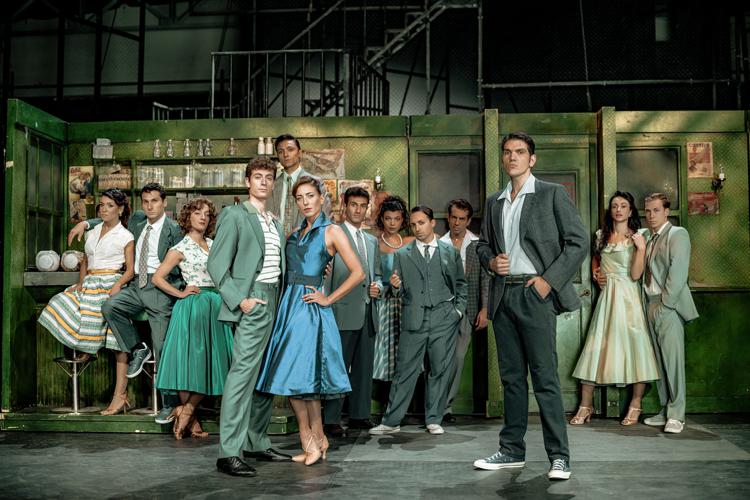 Luca Gaudiano (a destra) con i protagonisti di 'West Side Story', il musical diretto da Massimo Piparo al Sistina dal 7 dicembre