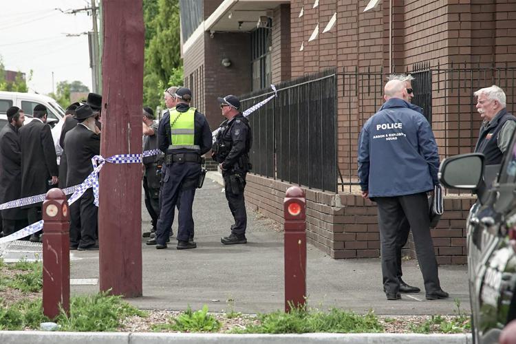 Polizia davanti alla sinagoga incendiata a Melbourne, Australia - Afp