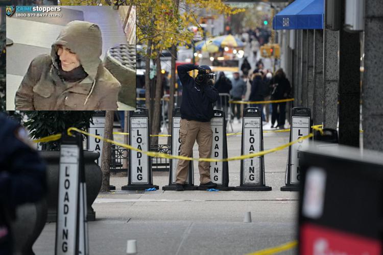 La scena dell'omicidio di Brian Thompson a New York e, nel riquadro, l'immagine del sospetto diffusa dalla polizia - Afp