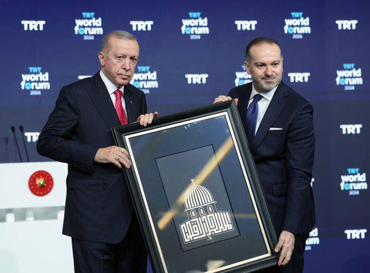 Recep Tayyip Erdoğan, Presidente della Turchia (a sinistra nella foto) e Mehmet Zahid Sobacı, direttore generale di TRT World Forum (a destra nella foto)