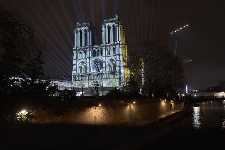 Un'immagine della Basilica di  Notre-Dame illuminata