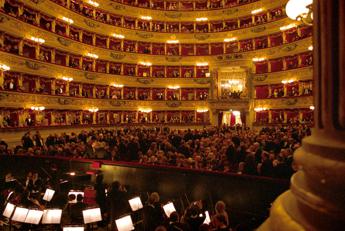 Prima alla Scala, cosa succede dietro le quinte: il racconto di una maschera