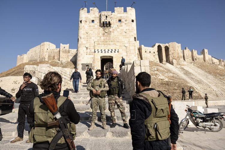 Lo storico castello di Aleppo dopo che Il gruppo islamista Hayat Tahrir al-Sham (HTS) e i loro alleati prendono il controllo della città - (Fotogramma)