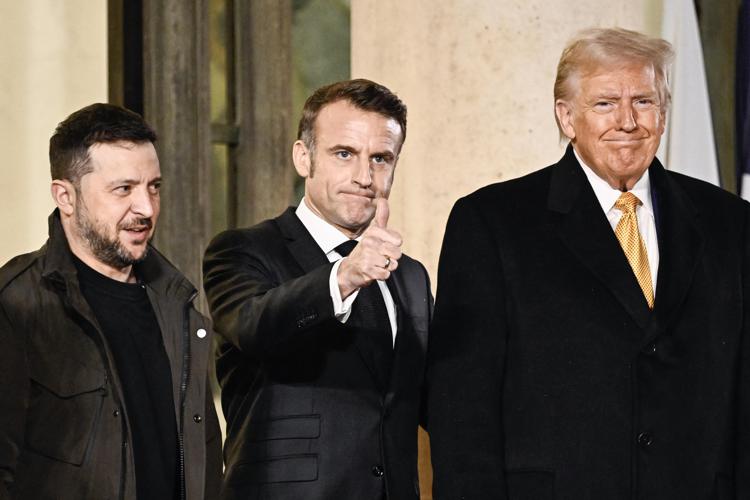 Volodymyr Zelensky, Emmanuel Macron e Donald Trump