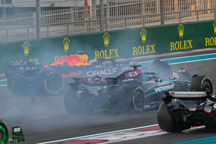 La Red  Bull di Max Verstappen dopo il contatto con la McLaren di Oscar Piastri - Afp