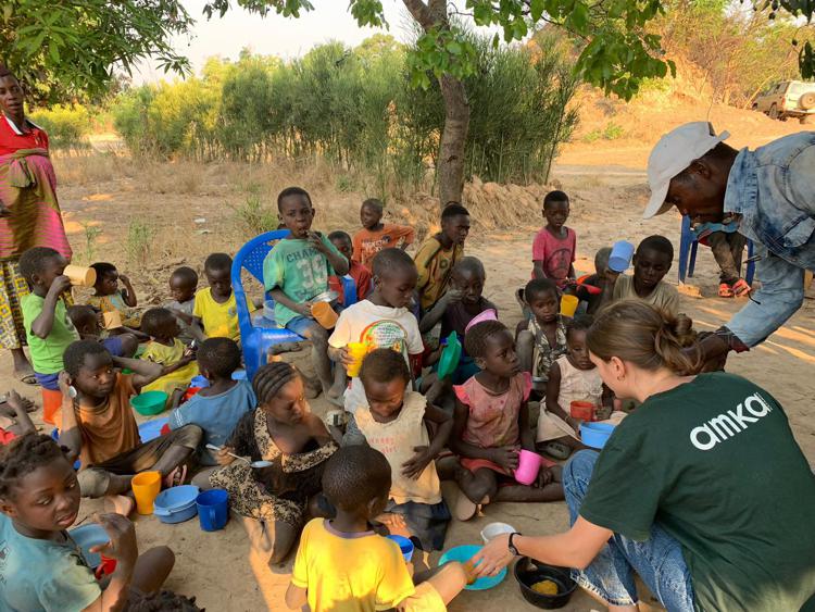 La dottoressa Chiocci al lavoro  in villaggio in Congo - Foto Teodora Chiocci