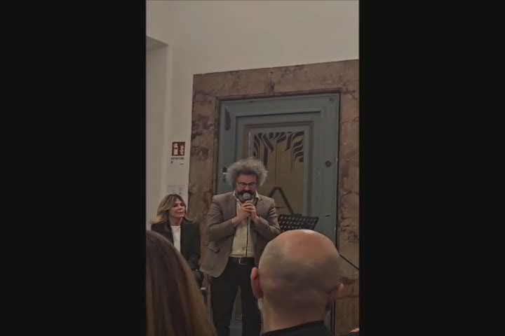 Simone Cristicchi, the monologue on mental illness at the presentation of Eleonora Daniele’s book