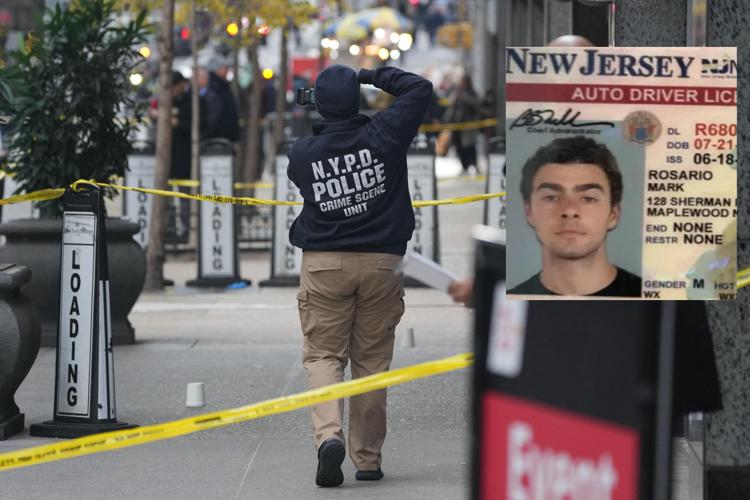 New York, la scena dell'omicidio di Brian Thompson e, nel riquadro, la patente falsa del presunto killer Luigi Mangione - Afp /Nypd