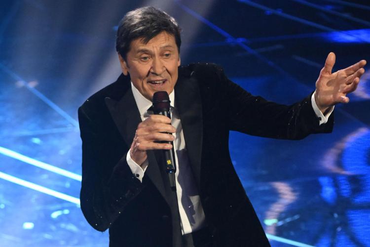 Gianni Morandi compie 80 anni: "Quanta strada abbiamo fatto"