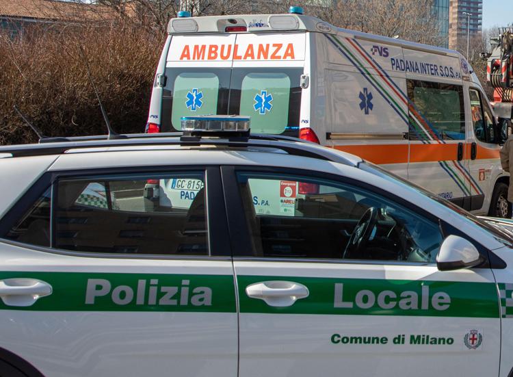 Camion travolge e uccide mamma 34enne a Milano, autista è fuggito