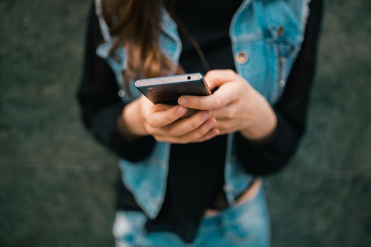 Una ragazza al cellulare