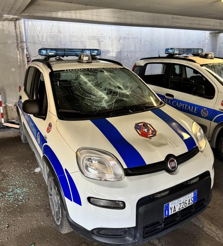 Roma, armato di piccone entra in parcheggio Polizia Locale al VI municipio e danneggia 5 auto