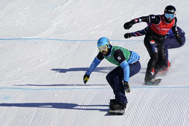 Shapers al lavoro a Breuil-Cervinia per l’apertura della Coppa del Mondo di snowboard cross