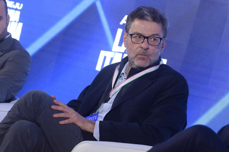 Giorgetti: "Pil in crescita asfittica, ma può arrivare a +0,7%. Manovra non cambia"