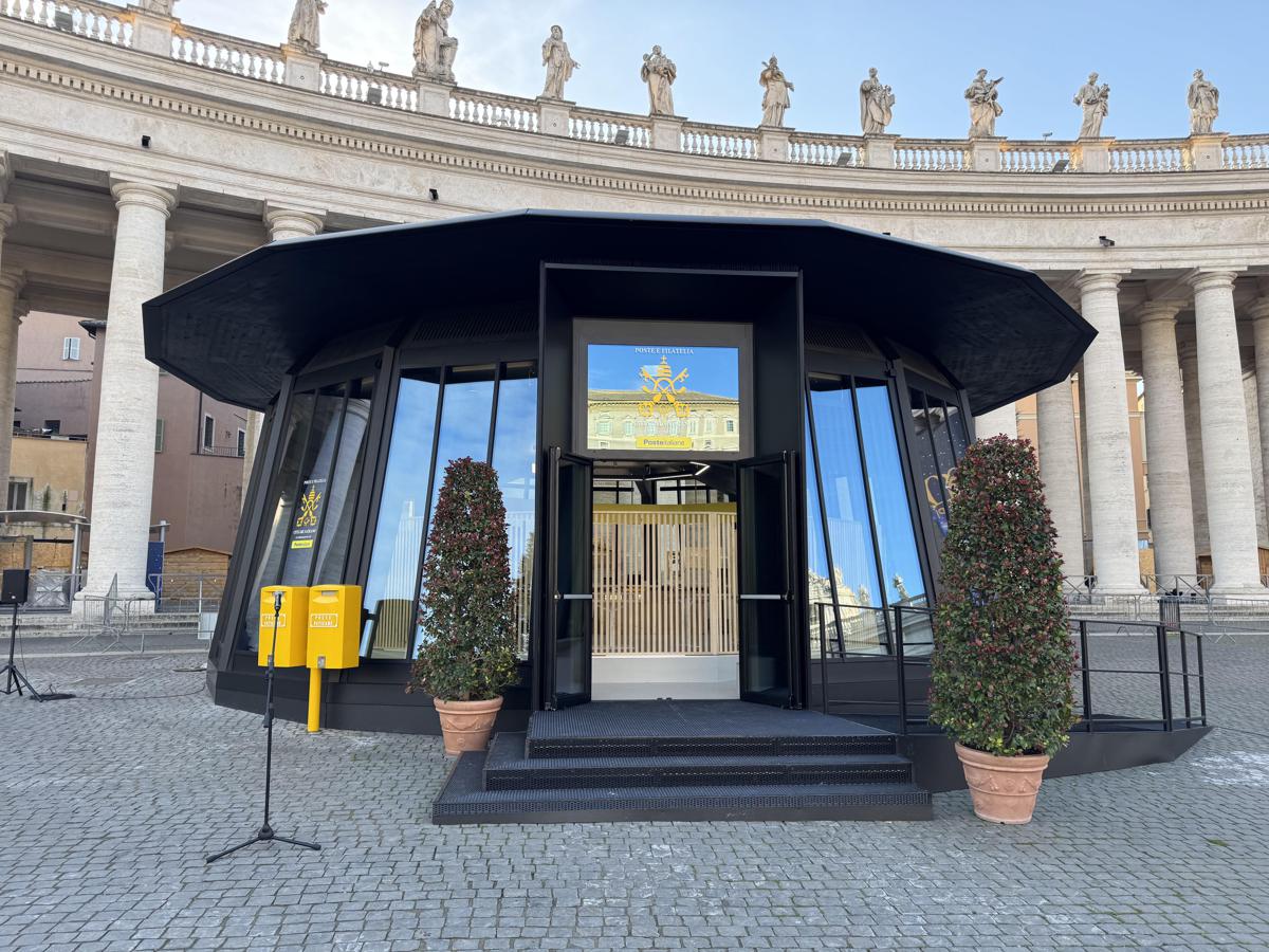 Apre nuovo ufficio postale mobile vaticano in piazza san Pietro