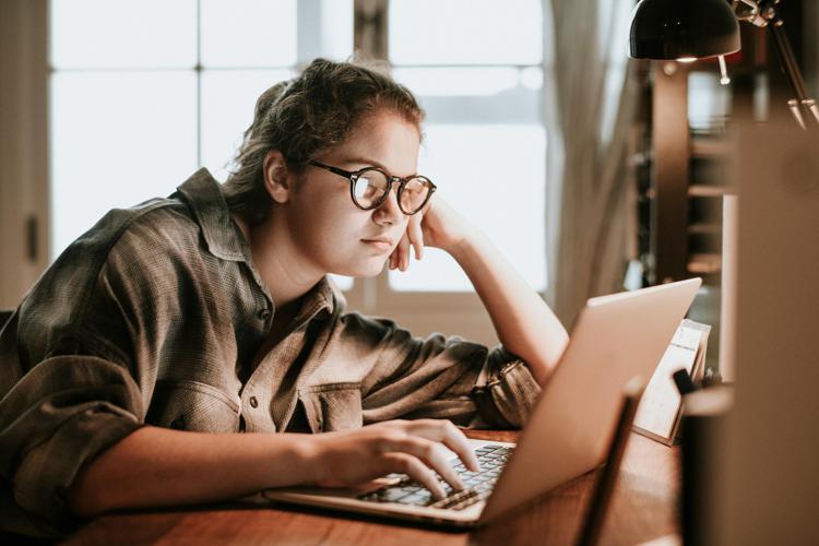 Ragazza al computer -   