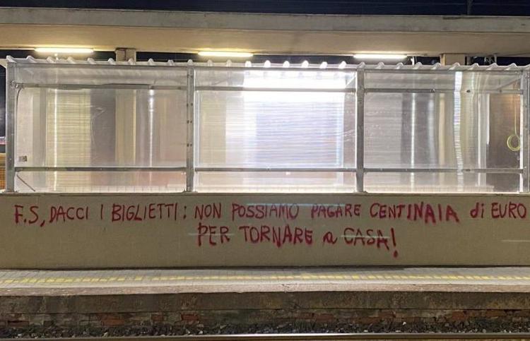 Milano, scritte sui muri contro caro biglietti per fuorisede