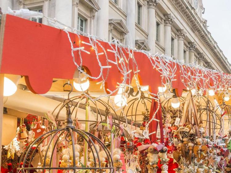 Un mercatino di  Natale (Fotogramma)