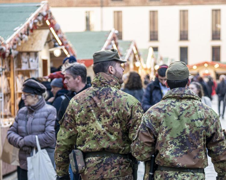 Un mercatino di Natale a Milano (Fotogramma)