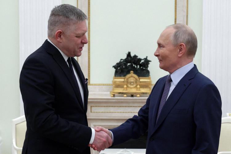 Robert Fico con Vladimir Putin - (Afp)