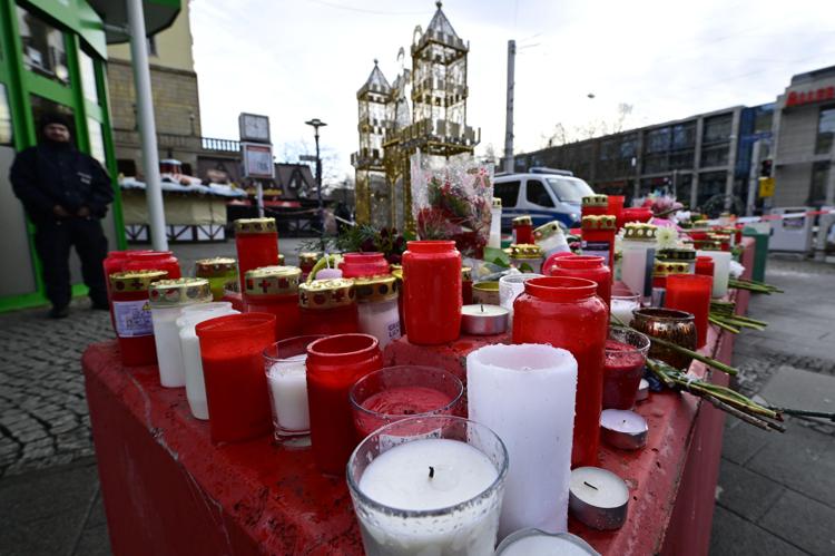 Candele a Magdeburgo sul luogo dell'attentato (Afp)