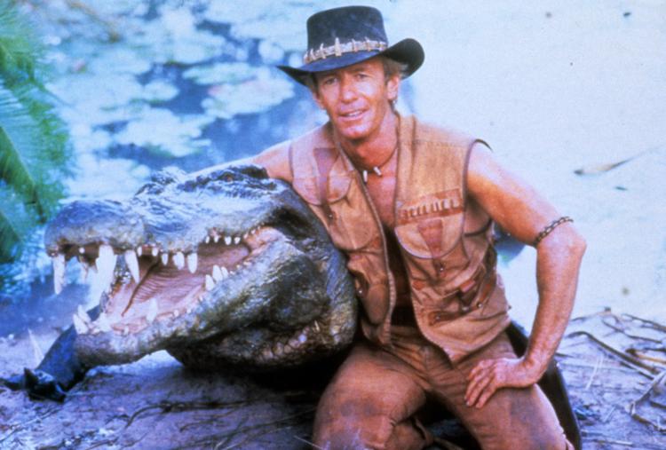 Una scena di 'Mr. Crocodile Dundee' con Burt e Paul Hogan