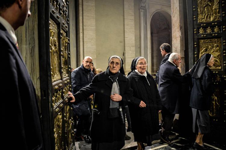 Vaticano, fedeli varcano la Porta Santa  - Fotogramma /Ipa