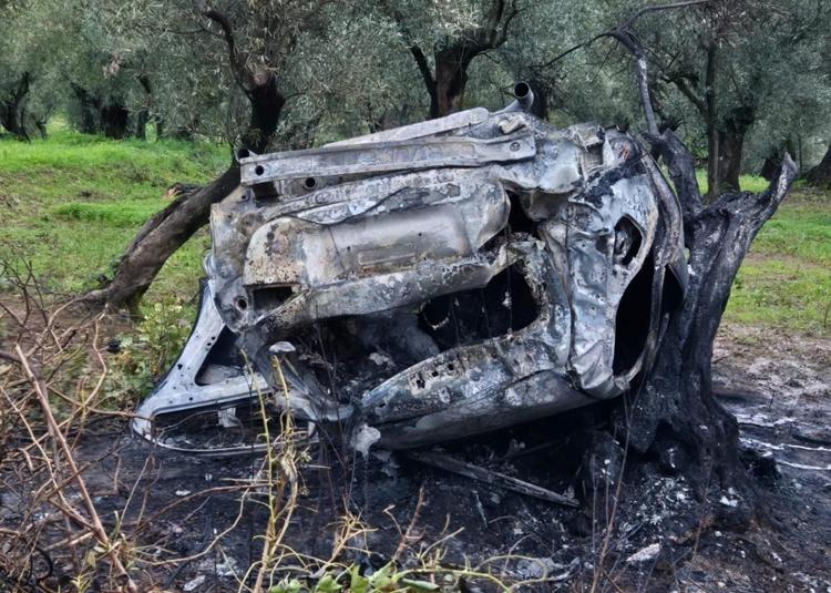 L'auto dopo il rogo nell'incidente di  San Pietro a Maida, in provincia di Catanzaro - Vigili del Fuoco