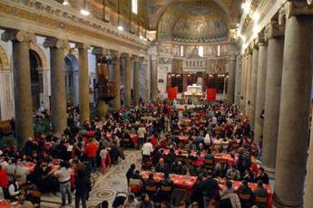 Natale, 400 persone in basilica di Santa Maria in Trastevere per pranzo di Sant'Egid