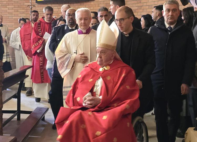 Giubileo, Papa apre Porta Santa nel carcere di Rebibbia: "La speranza non delude"