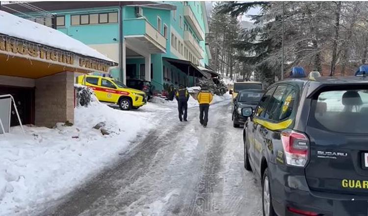 Squadre del Soccorso Alpino e della Guardia di Finanza alla base della partenza della funivia per Campo Imperatore