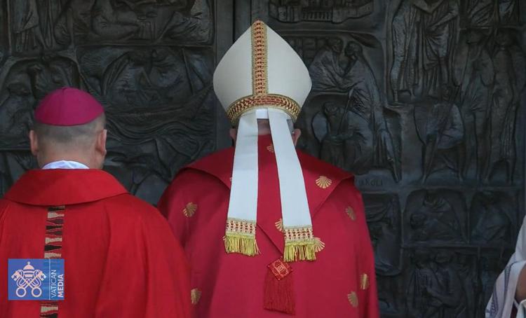 Il Papa apre Porta Santa nel carcere di Rebibbia