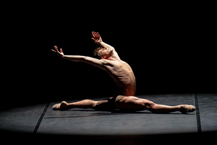 Il danzatore spagnolo Sergio Bernal tra i protagonisti del gala Les Etoile in cartellone al Comunale Nouveau di Bologna - (foto Graham Spicer)