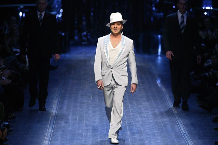 Lo stilista John Galliano, ai tempi di una sfilata Dior del 2005 (Fotogramma/Ipa)