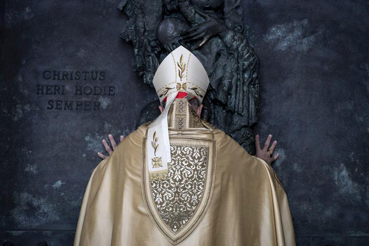 Il cardinale Reina apre la Porta Santa della Basilica di San Giovanni in Laterano (Fotogramma)