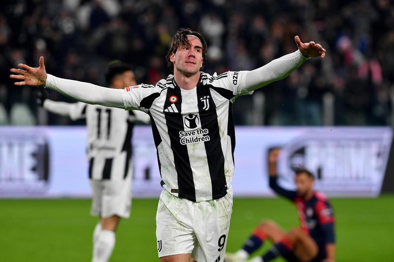 Choirs against Vlahovic, Juve-Fiorentina suspended: what happened