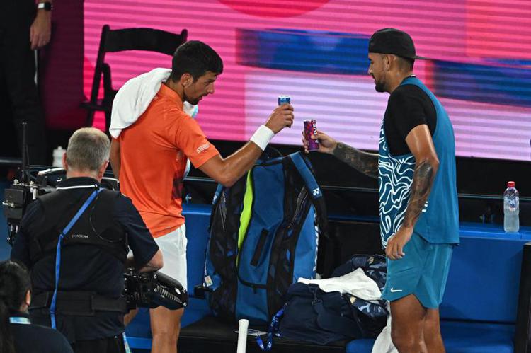 Kyrgios, dagli attacchi a Sinner al campo: vince in doppio con Djokovic a Brisbane