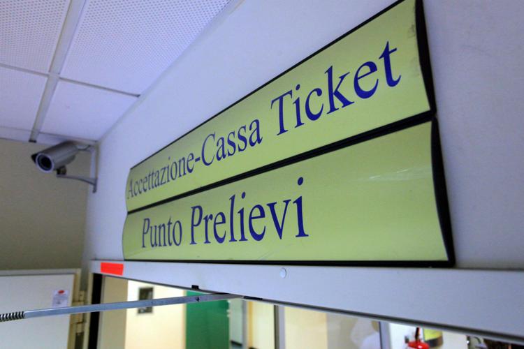 Cartello cassa ticket in ospedale - Fotogramma