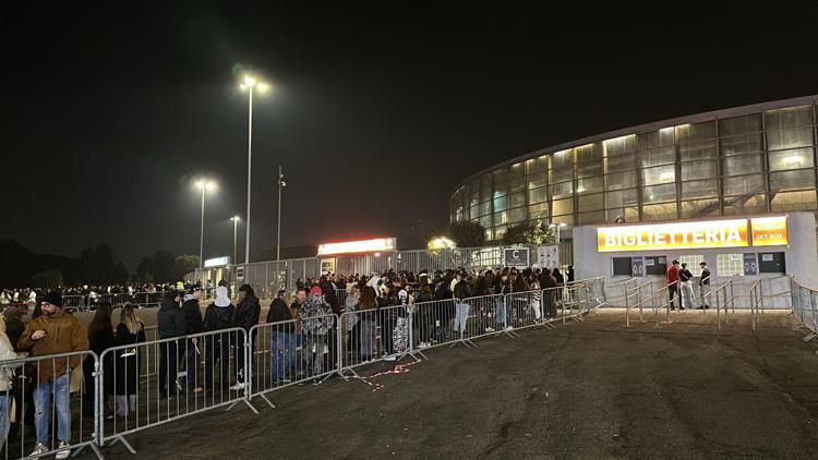 Persone in fila in attesa dell'inizio del concerto - (Adnkronos)