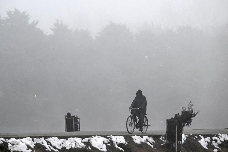 L'India avvolta dalla nebbia - (Afp)