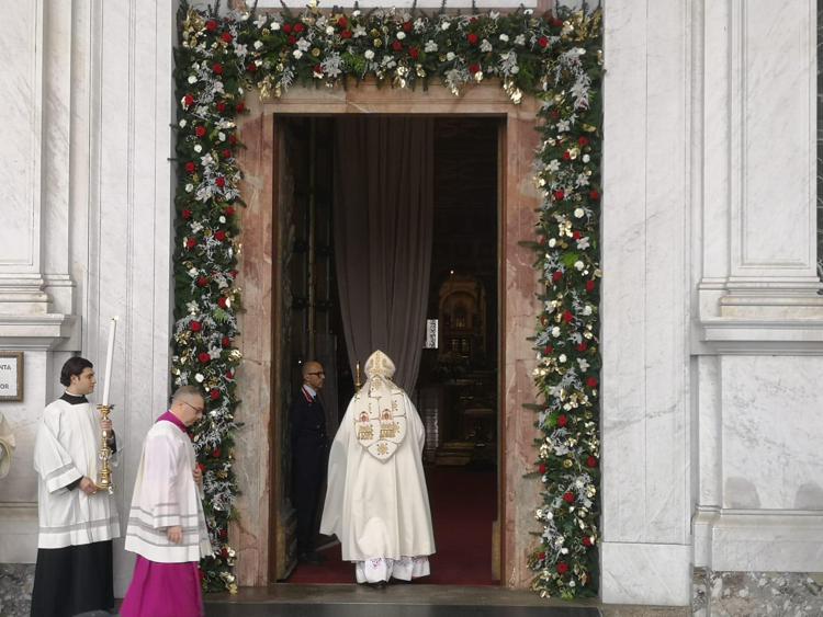 Il card. James Harvey apre la Porta Santa nella Basilica di San Paolo fuori le Mura (Fonte Aigav)