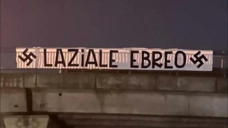 Derby Roma-Lazio, striscione antisemita sulla tangenziale Est