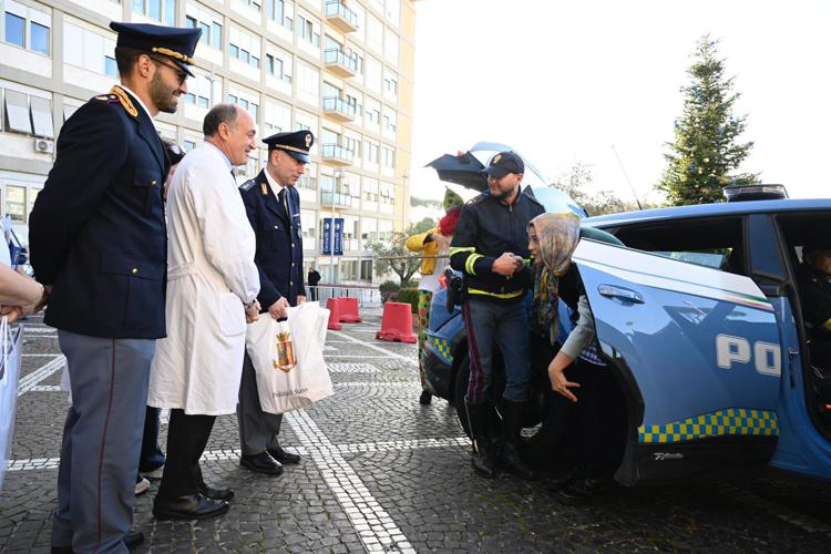 Epifania, la Befana della Polizia di Stato arriva in Lamborghini