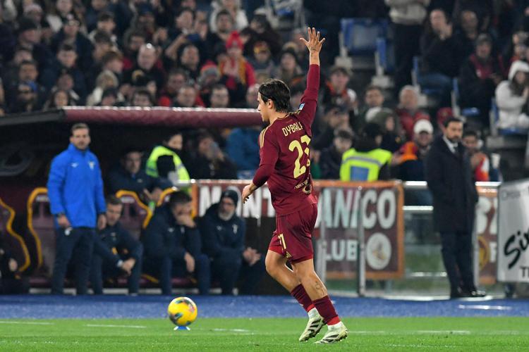 Roma-Lazio, Dybala e lo sfottò a fine partita - Video