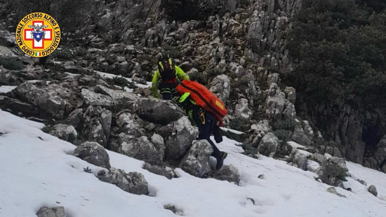 Escursionista morto precipitando da una parete