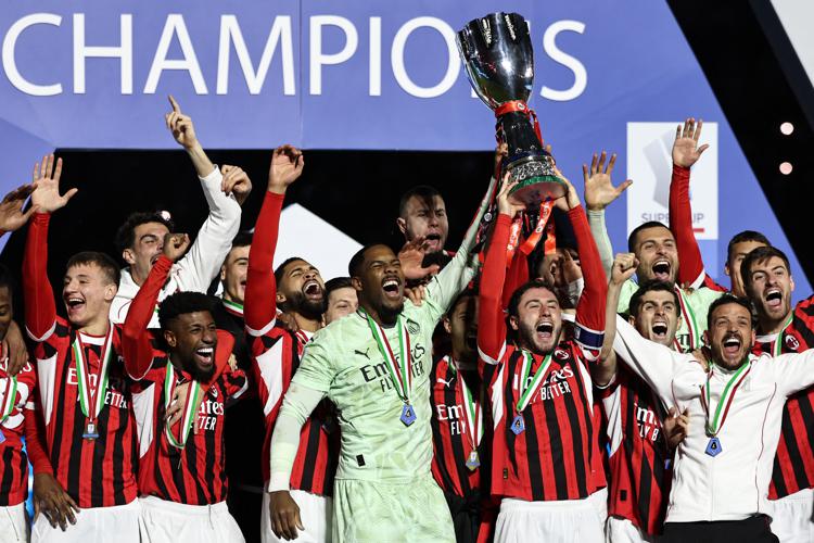 Il Milan alza la Supercoppa