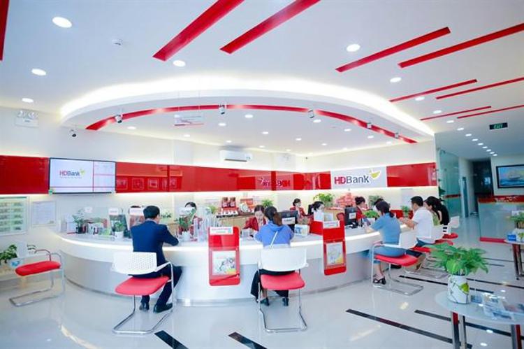 Customers conduct transactions at an HDBank branch in HCM City. The private lender has issued VND3 trillion (US$118 million) in green bonds to fund eco- friendly projects and promote green economy. — Photo courtesy of HDBank