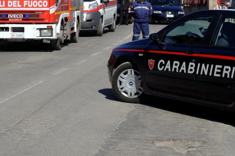 Carabinieri e vigili del fuoco - Fotogramma