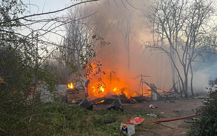 Incendio al campo Rom di via Longoni a Roma